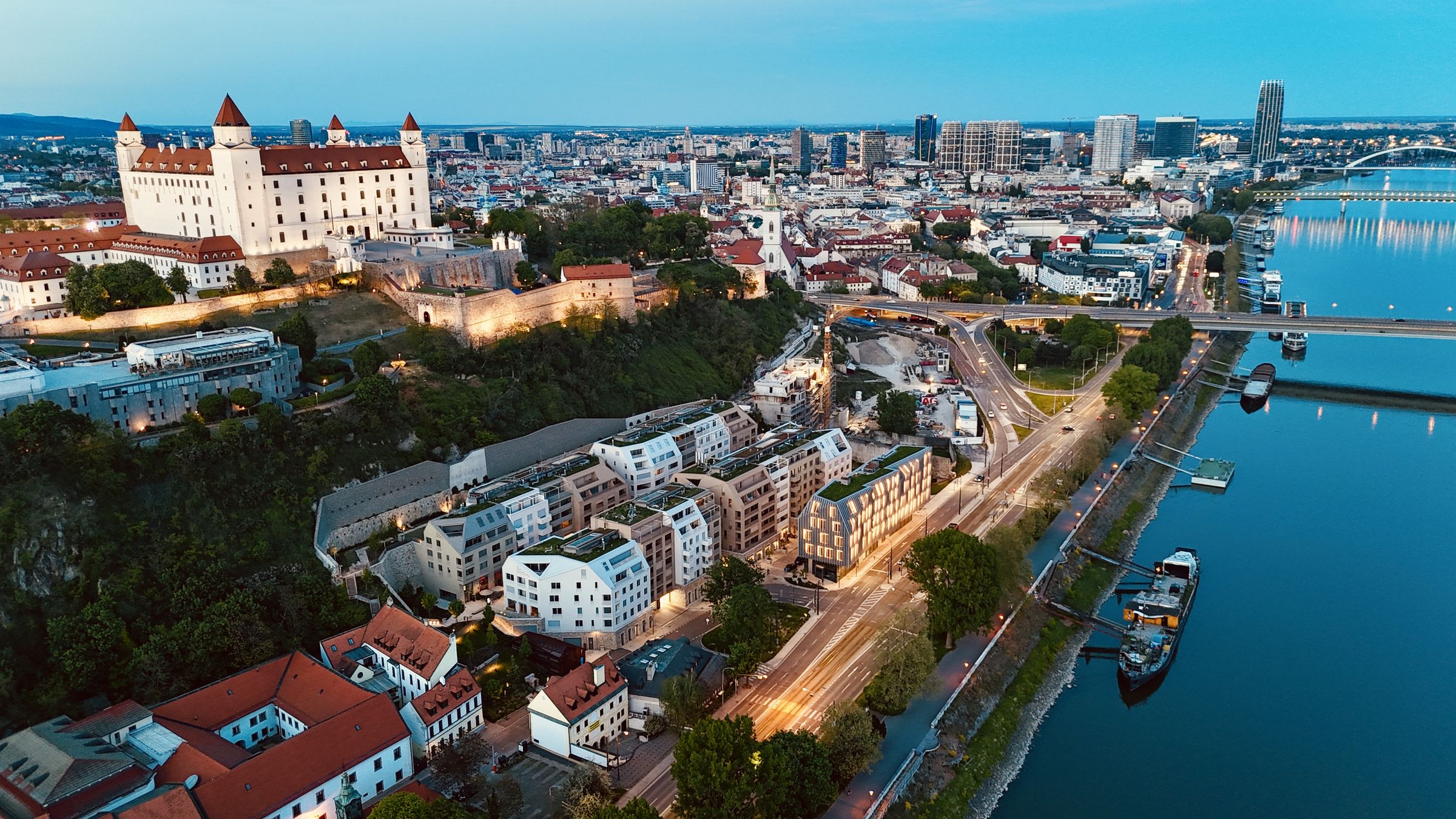Vydrica, hrad a Staré Mesto z dronu pri súmraku
